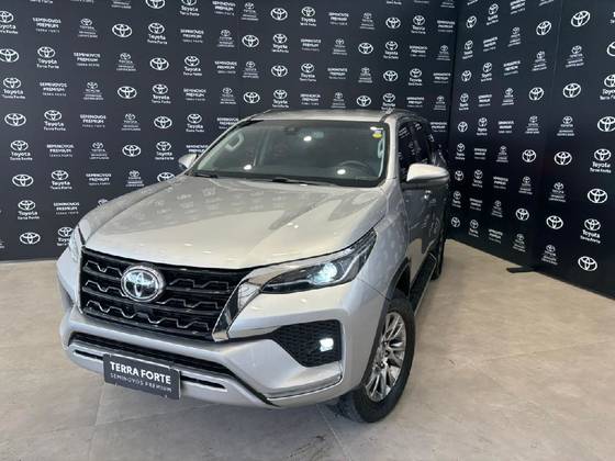 TOYOTA HILUX SW4 2.8 D-4D TURBO DIESEL SRX 4X4 AUTOMÁTICO